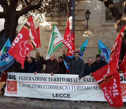 filcams manifestazione bandiere