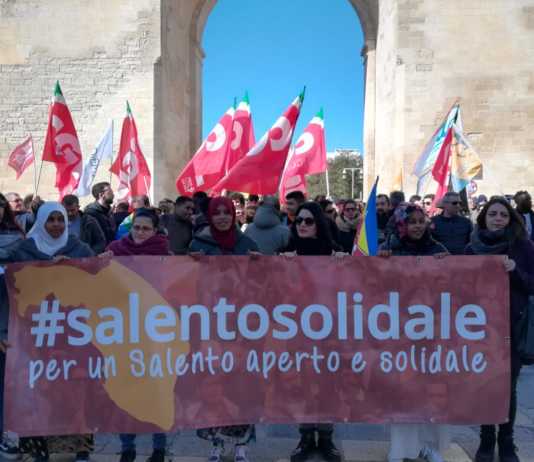 Il corteo #SalentoSolidale colora la città: a Lecce musica, bandiere, riflessioni e testimonianze contro il decreto “insicurezza”