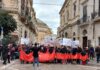 “BASTA VIOLENZA SULLE DONNE”: FLASH MOB ITINERANTE DI CGIL E UIL CON GLI STUDENTI DEL “FERMI” DI LECCE